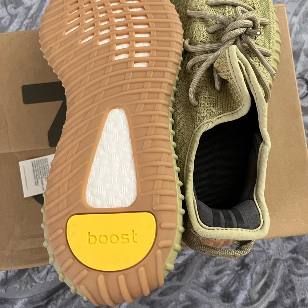 Yeezy boost 350 V2 in sulfur